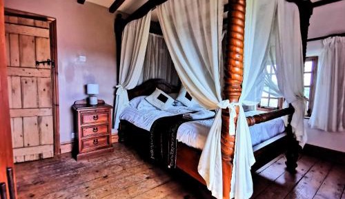 Three-Bedroom House with Hot Tub