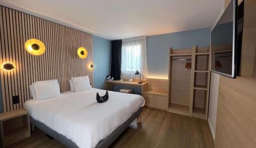 Superior Queen Room with Queen Bed - Non-Smoking