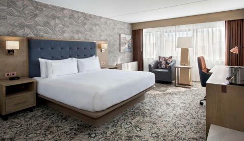 King Room with Accessible Tub - Mobility Access