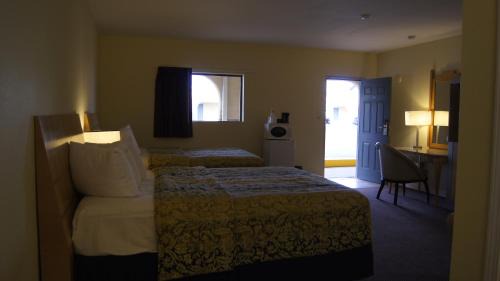 Queen Room with Two Queen Beds - Smoking