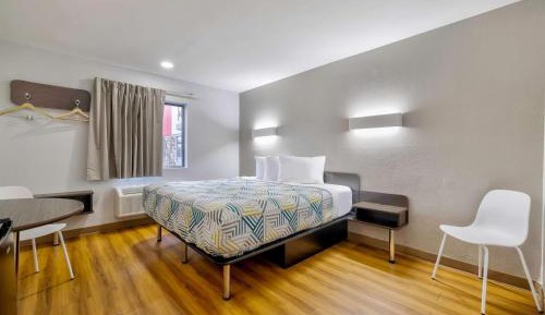 1 King Bed | Non-Smoking, Micfridge