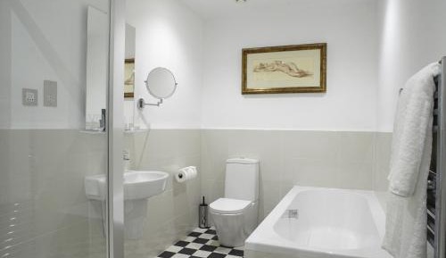 Studio Apartment with Lower ground floor access. Limited Views.