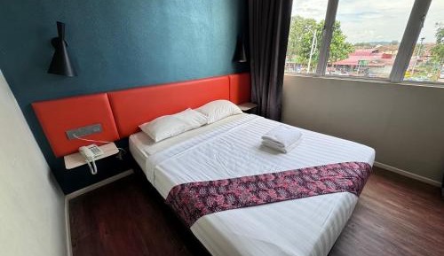 Standard Queen Window