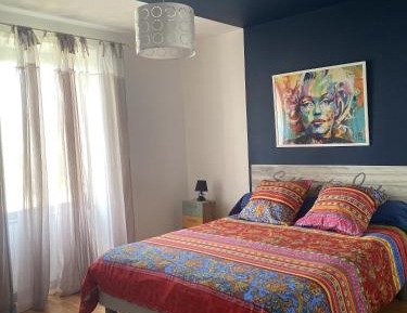 Chambre double avec salle de bain et toilettes communes - Maryline	