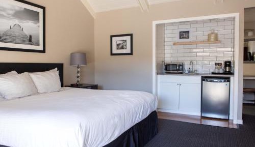 King Room with Roll-In Shower - Disability Access