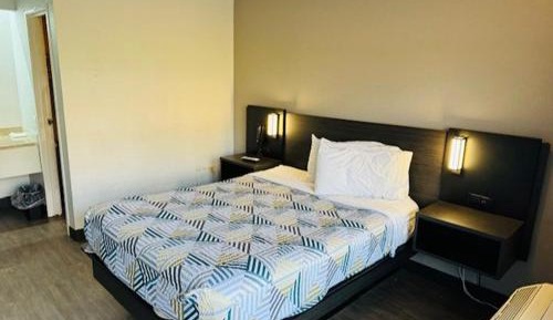 Queen Room - Non-Smoking