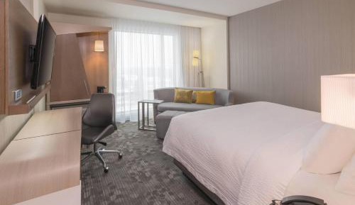 King Room with Roll-In Shower - Mobility Access/Hearing Accessible