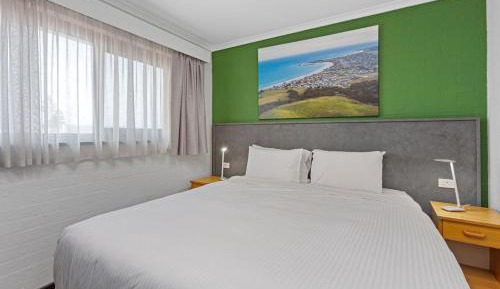 Two Bedroom Apartment with King Bed and Queen Bed (4 People).