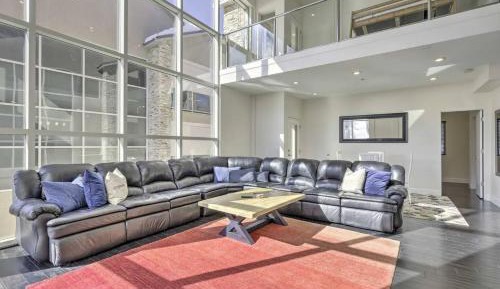 Apartment with Mountain View