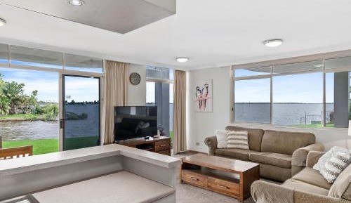 Apartment with Lake View