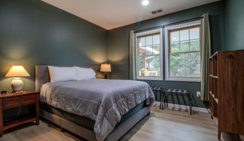 Deluxe Queen Room