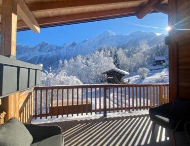 Apartment with Mountain View