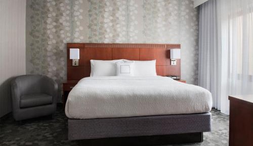 One-Bedroom King Suite with Sofa Bed, Courtyard View and Balcony – Hearing Accessible