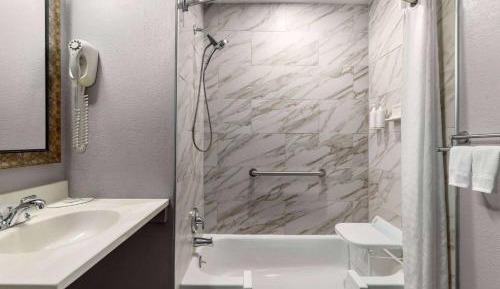Accessible King Room with Bathtub - Non-Smoking