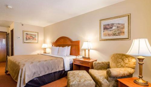 King Room - Non Smoking/Interior Hall