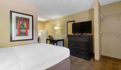 1 Queen Bed | ADA/RI Shower/Smoking/Kitchen
