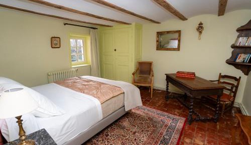 Standard Double Room with Shared Bathroom