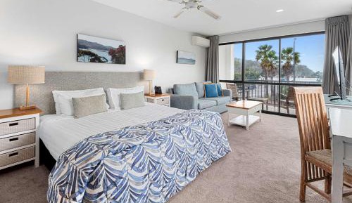 Deluxe King Room with Balcony - Non Smoking