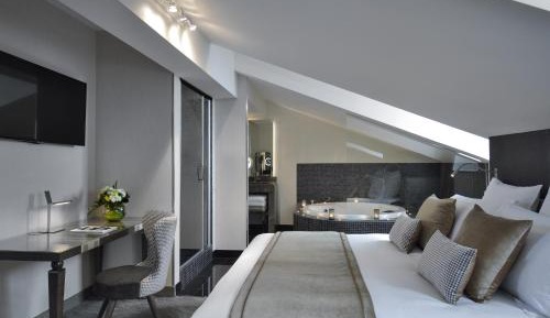 Superior Double Room Shower