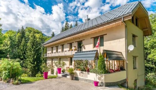Two-Bedroom Apartment with Mountain View