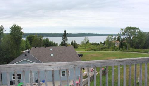 Queen Room with Two Queen Beds with Spa Bath and Lake View - Allergy Friendly