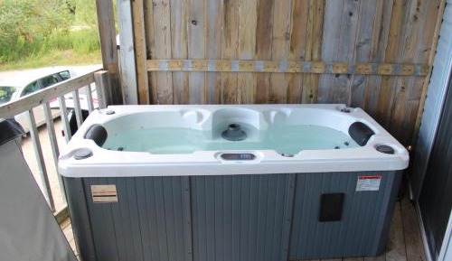 Queen Room with Hot Tub and Lake View 