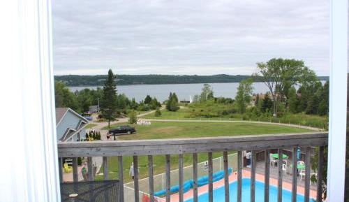Queen Room with Spa Bath and Lake View