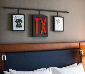 One-Bedroom King Suite with Sofa Bed and Adapted Tub - Mobility and Hearing Accessible