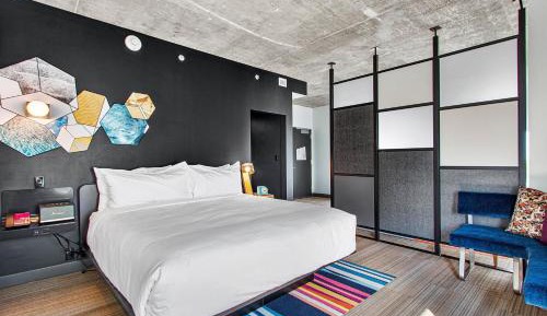 Guest room, 1 King, City view