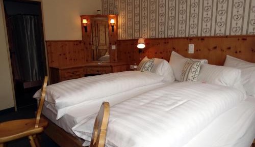 Family Room (2 Adults + 2 Children + 1 Baby)