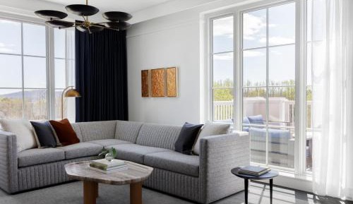 One-Bedroom Suite with Dining Area and Terrace