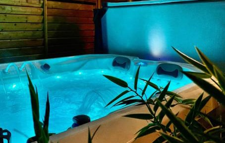 Suite with Hot Tub and Mountain View