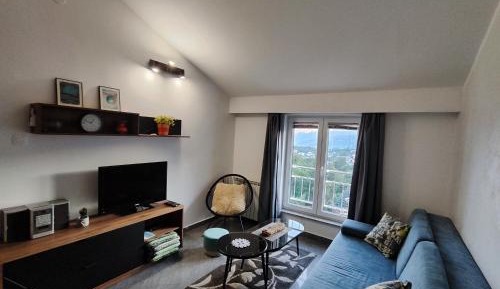 One-Bedroom Apartment with Terrace and Mountain View 