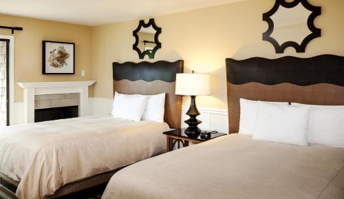 Standard Room with Two Double Beds with Fireplace
