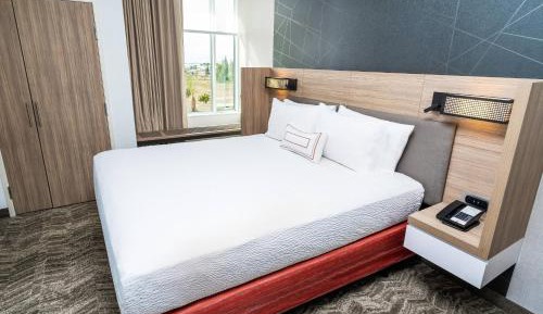 King Suite with Tub - Mobility/Hearing Accessible