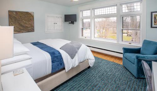 Deluxe Queen Room with Lake View