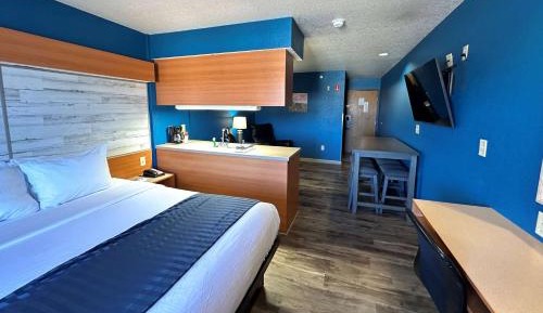 Queen Studio Suite - Non-Smoking