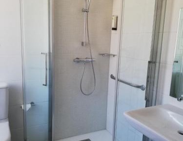 King Room with Roll-In Shower - Disability Access