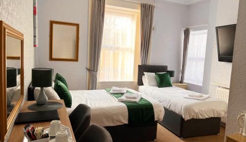 Family Room (2 Adults + 1 Child)