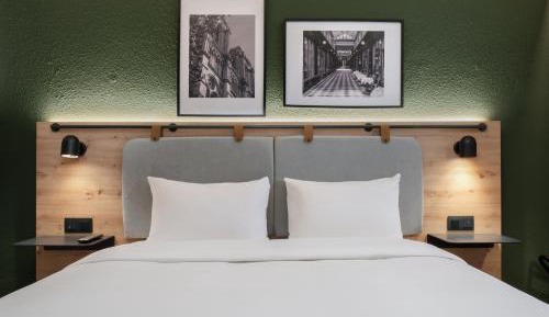 Standard Room - 1 Queen Bed