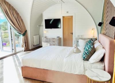 Suite with Hot Tub and Sauna