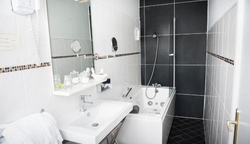 Deluxe Room (2 Adults + 1 Child)