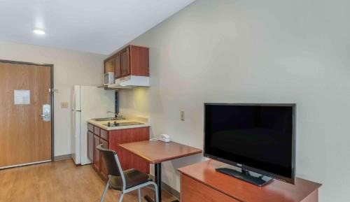 1 Queen Bed | Non-Smoking, Kitchen