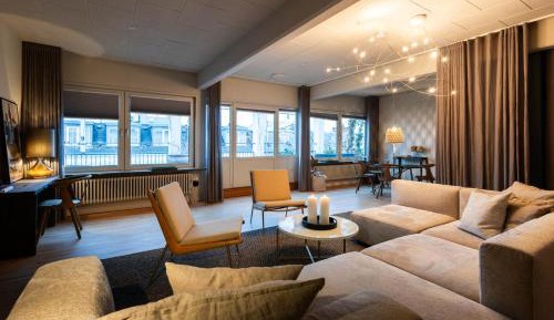 Two-Bedroom Penthouse with Balcony & Habour View
