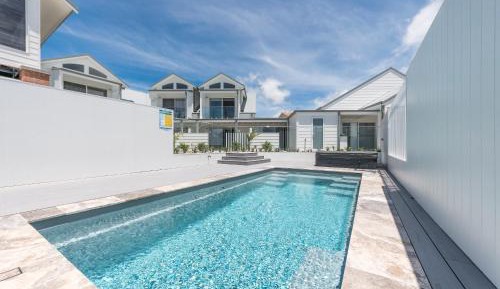 Apartment with Pool View 