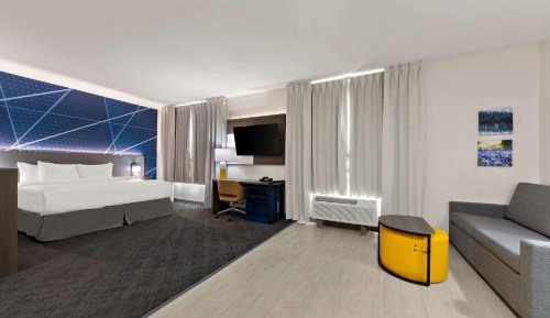 King Suite - Non-Smoking