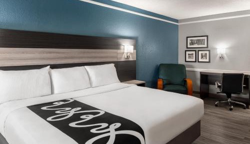 1 King Bed, Mobility/Hearing Accessible Room, Bathtub w/ Grab Bars, Non-Smoking