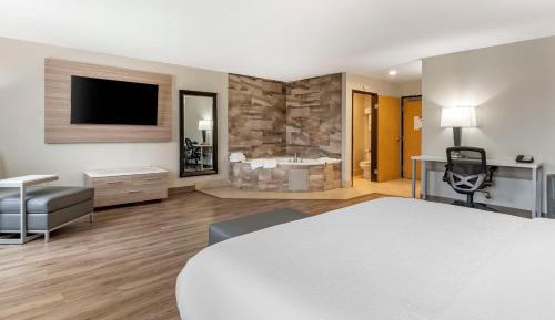 Oversize King Suite with Hot Tub - Non-Smoking