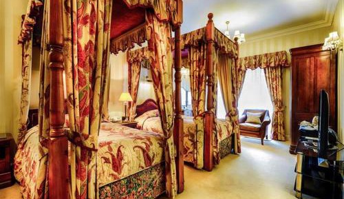 Superior Twin Room with Four Poster Bed