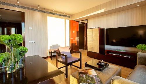 Deluxe Executive King Suite with City View - High Floor